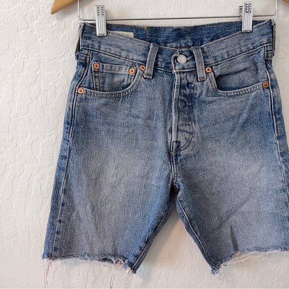 Levi’s | 501 Shorts 90s Mid Thigh Denim Bermuda - Picture 3 of 10
